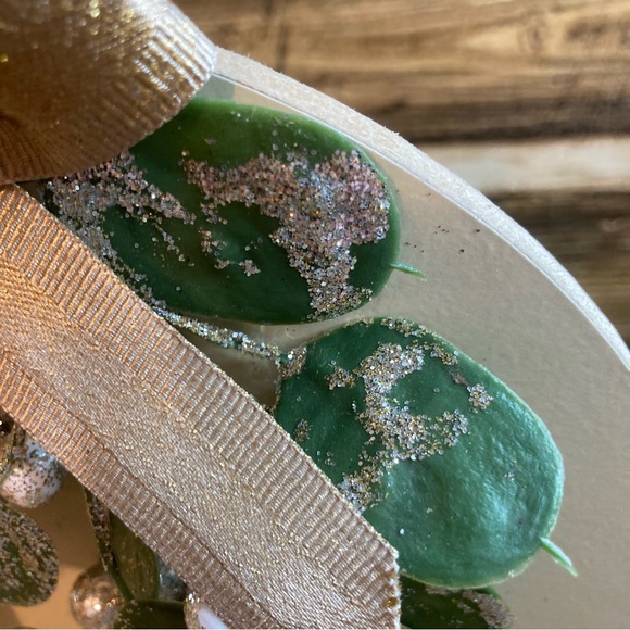 Meet me under the mistletoe table top/ shelf décor MDF NWOT - Picture 8 of 10